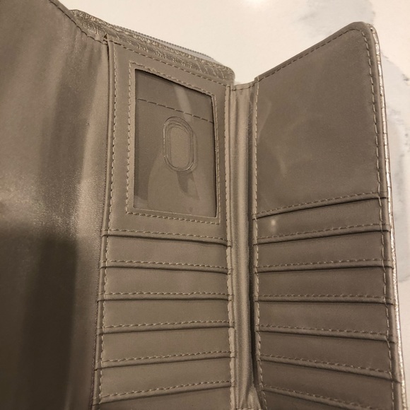 Gold Kenneth Cole Wallet - Picture 4 of 5